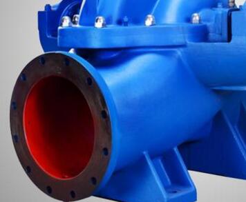 　　雙吸泵裝配填料步驟  　　1、 第一步：先把機封壓蓋的螺栓擰下來卸掉，取出兩端的機封壓蓋。  　　2、 第二步：卸掉泵蓋中開面上的全部螺母，用電葫蘆吊起泵蓋。  　　3、 第三步：再用電葫蘆將整個轉子部件吊起，平穩(wěn)放在墊子上。  　　4、 第四步：拆掉軸承體，卸下軸承壓蓋及軸承。(兩端同)  　　5、 第五步：最后拆下機械密封，再根據(jù)裝機封壓蓋止口尺寸加工填料壓蓋的配合尺寸。  　　6、 第六步：再裝上兩端的軸承及鎖緊螺母和軸承體。  　　7、 第七步：再將轉子部件吊起放入泵體，保持與原來(拆卸時)的位置一樣。  　　8、 第八步：吊起泵蓋改好，擰緊螺母。  　　9、 第九步：裝填料，將填料裝入原來安裝機封的位置，前面兩根填料再放填料環(huán)，后面再放3根填料用填料壓蓋壓緊并用螺母鎖緊即可。裝配完畢